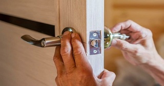 Установка и замена дверной ручки в Горячем Ключе от 279 руб. – Мастер24, монтаж фурнитуры, недорого